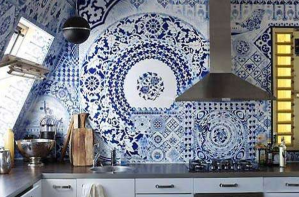 Backsplash mozaik dengan pola motif yang klasik